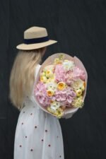 Букет з рожевими гортензіями та піоновидними трояндами Піоні баблз, фрезією - Зображення 3