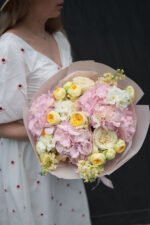 Букет з рожевими гортензіями та піоновидними трояндами Піоні баблз, фрезією - Зображення 2