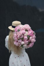 Великий букет з 35  півоній Сара Бернард