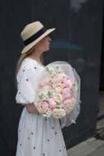 Букет з 11 півоній Гарденій та матіоли - Зображення 2