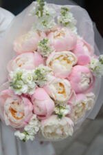 Букет з 11 півоній Гарденій та матіоли - Зображення 3