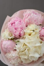 Букет з гортензією, півоніями Сара Бернард та фрезією - Зображення 3