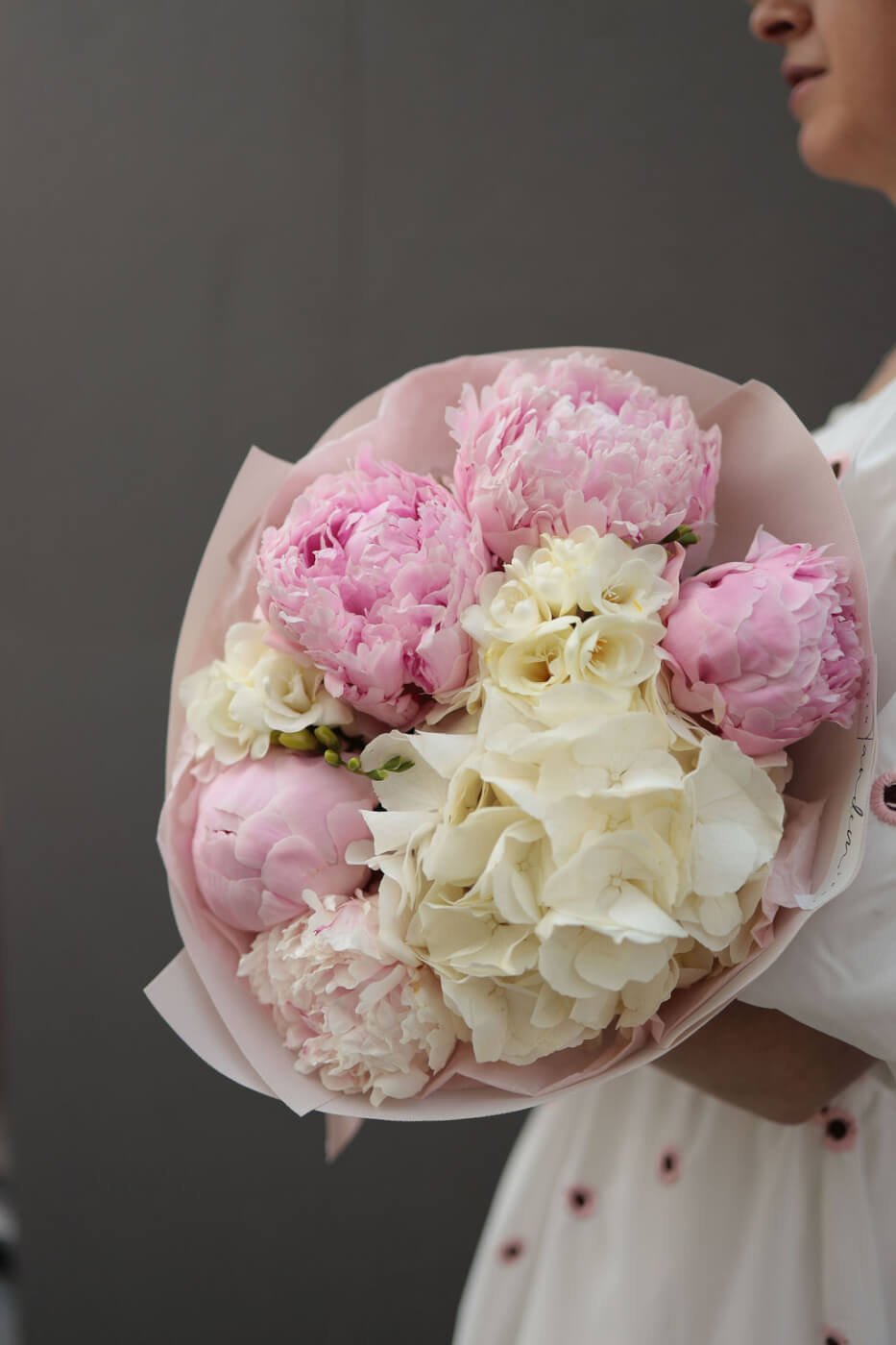 316A1957 Букет з гортензією, півоніями Сара Бернард та фрезією - Зображення 1