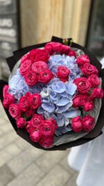 Букет малиново-блакитний з гортензій та піоновидних троянд Марвеловз баблз