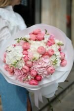 Букет з білих гортензій та Сільви пінк