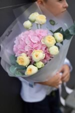 Букет-комплімент з гортензією та піоновидними трояндами Піоні Баблз
