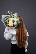 Сонячний жовто-білий букет з гортензією, трояндами - Зображення 2