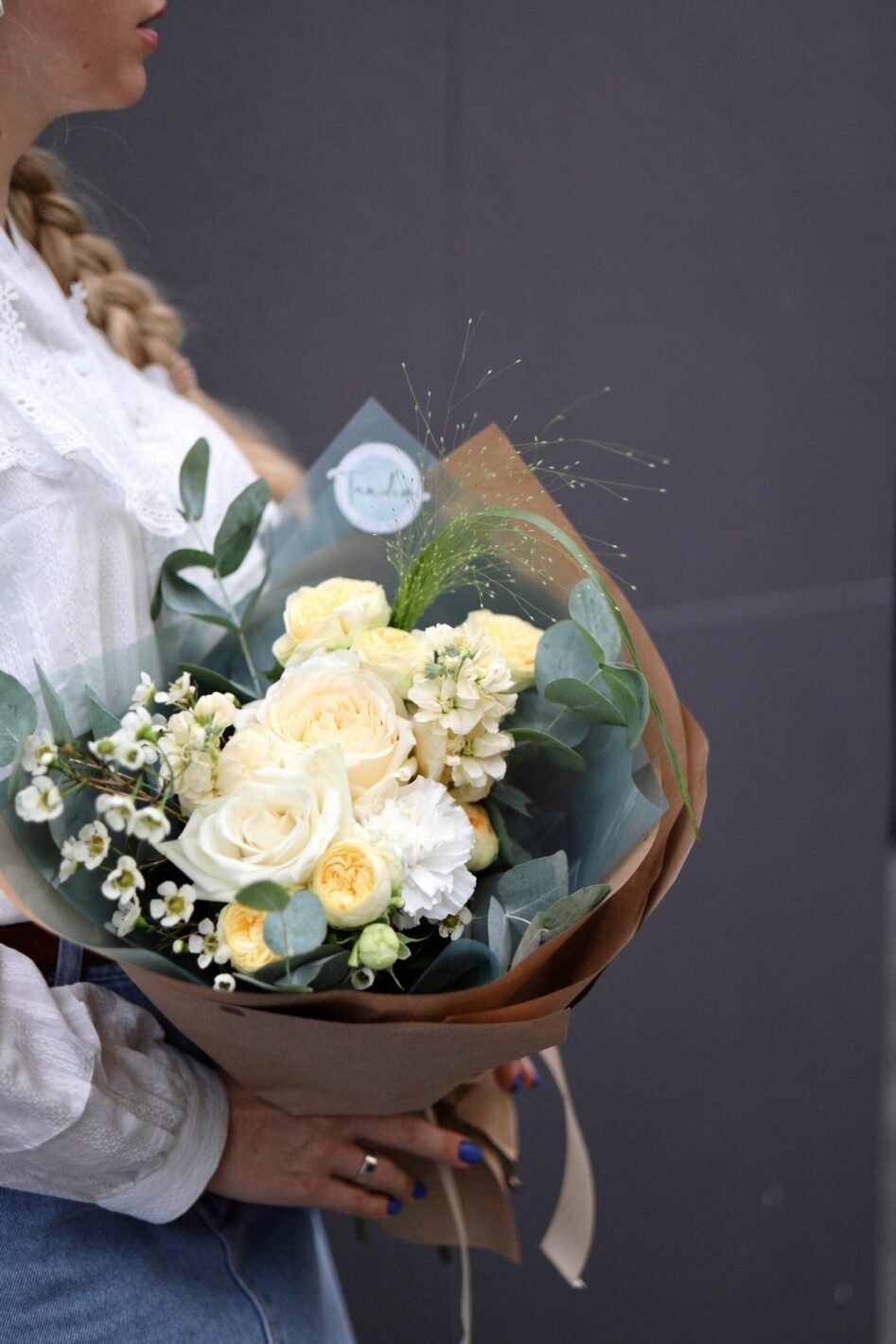 Processed with VSCO with al3 preset Квітковий оберемок в крафті з трояндами Піоні, еустомою - Image 1