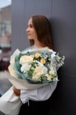 Сонячний жовто-білий букет з гортензією, трояндами - Зображення 3