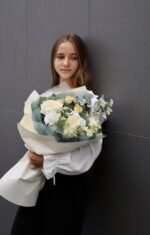 Сонячний жовто-білий букет з гортензією, трояндами - Зображення 4