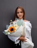 Букетик з соняхом, піоновидними трояндами та еустомою