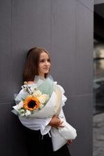 Букетик з соняхом, піоновидними трояндами та еустомою - Зображення 2