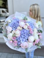 Букет з блакитною гортензією, півоніями Гарденія та трояндами