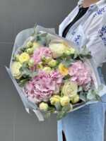 Букет з рожевими гортензіями та піоновидними трояндами Піоні Баблз