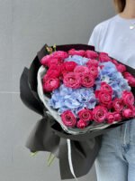 Букет малиново-блакитний з гортензій та піоновидних троянд Марвеловз баблз - Зображення 3