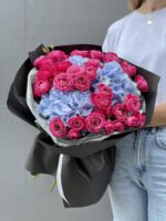 Букет малиново-блакитний з гортензій та піоновидних троянд Марвеловз баблз - Зображення 2