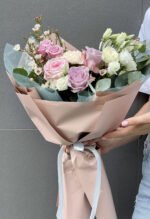 Букет лавандово-пудровий з трояндами Меморі, діантусом, еустомою та евкаліптом - Зображення 3