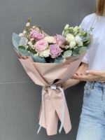 Букет лавандово-пудровий з трояндами Меморі, діантусом, еустомою та евкаліптом