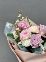 Букет лавандово-пудровий з трояндами Меморі, діантусом, еустомою та евкаліптом - Зображення 2