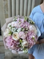 Букет з гортензій, піоновидних троянд та фрезій