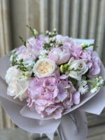 Букет з гортензій, піоновидних троянд та фрезій - Зображення 3