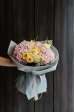 Букет з рожевими гортензіями, піоновидними трояндами та фрезією - Image 2