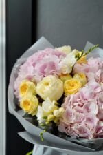 Букет з рожевими гортензіями, піоновидними трояндами та фрезією - Image 3