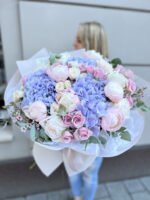 Букет з блакитною гортензією, півоніями Гарденія та трояндами - Зображення 2
