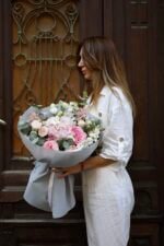 Ніжний біло-рожевий букет з гортензією,  піоновидними трояндами, евкаліптом - Зображення 2