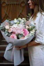 Ніжний біло-рожевий букет з гортензією,  піоновидними трояндами, евкаліптом