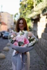 Ніжний біло-рожевий букет з гортензією,  піоновидними трояндами, евкаліптом - Зображення 3