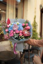 Букет з протеєю вієною, піоновидними трояндами, антуріумом - Зображення 2