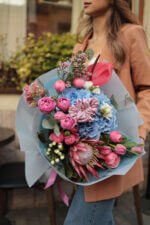 Букет з протеєю вієною, піоновидними трояндами, антуріумом