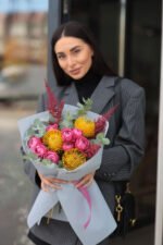 Яскравий букет з нутаном та піоновидними трояндами