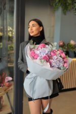 Букет з гортензією та піоновидними трояндами Місті баблз - Зображення 5