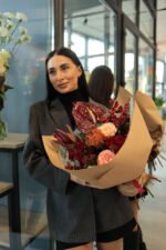 Букет з бордовими квітами з антуріумом у крафті