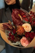 Букет з бордовими квітами з антуріумом у крафті - Зображення 2