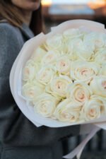 Букет з 25 піоновидних троянд Вайт Охара - Зображення 5