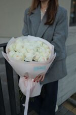 Букет з 25 піоновидних троянд Вайт Охара - Зображення 4