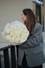 Букет з 25 піоновидних троянд Вайт Охара - Зображення 3