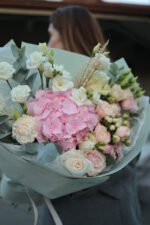 Букет з гортензією, фрезією та піоновидними трояндами - Image 2