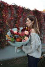 Яскравий букет з антуріумом, ілексом, нутаном - Зображення 2