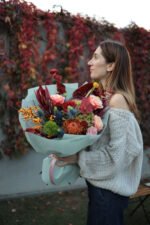 Яскравий букет з антуріумом, ілексом, нутаном - Зображення 3