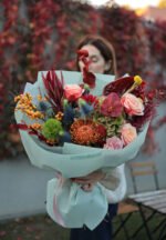 Яскравий букет з антуріумом, ілексом, нутаном