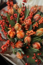 Букет з оранжевими тюльпанами та ягодами ілекса - Зображення 5