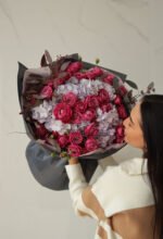 Букет з гортензією та піоновидними трояндами Марвеловс баблз