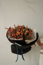 Букет з оранжевими тюльпанами та ягодами ілекса - Зображення 3