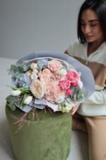 Букет з Гортензією, піоновидними трояндами та тюльпаном - Зображення 4