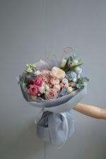 Букет з Гортензією, піоновидними трояндами та тюльпаном - Зображення 3