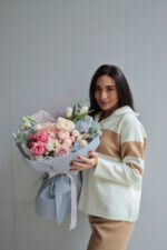 Букет з Гортензією, піоновидними трояндами та тюльпаном - Зображення 5